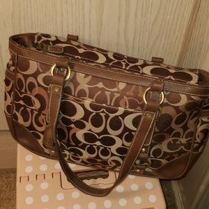 👜Coach Signature Handbag 👜 🔴SOLD🔴
